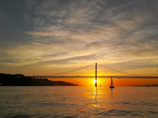 Segeltörn in kleiner Gruppe durch Lissabon bei Sonnenuntergang mit Begrüßungsgetränk
