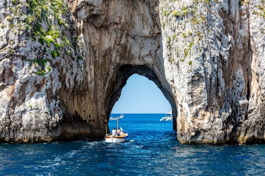Cruzeiro de barco pela Ilha de Capri saindo de Maiori