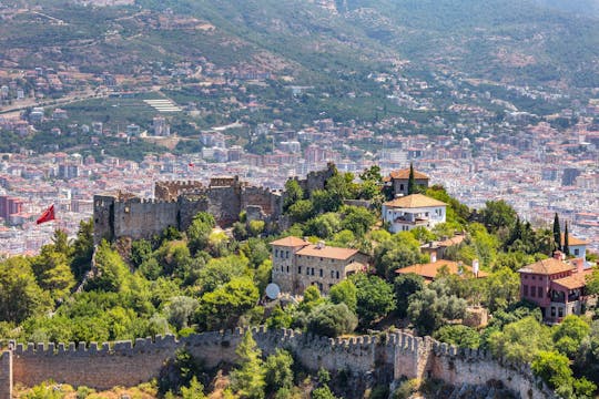Alanya Burg und Höhlen Sommertour mit Seilbahn, Mittagessen und Bootsfahrt