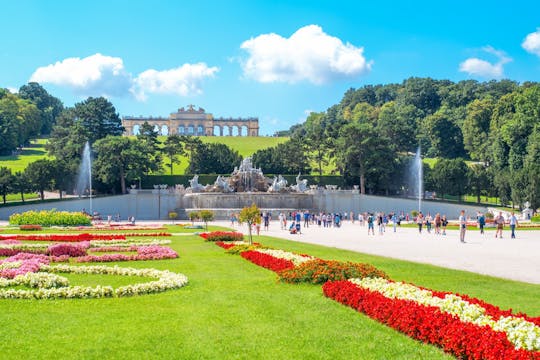 Skip-the-Line Entrance with Guide to Schonbrunn Palace and Gardens