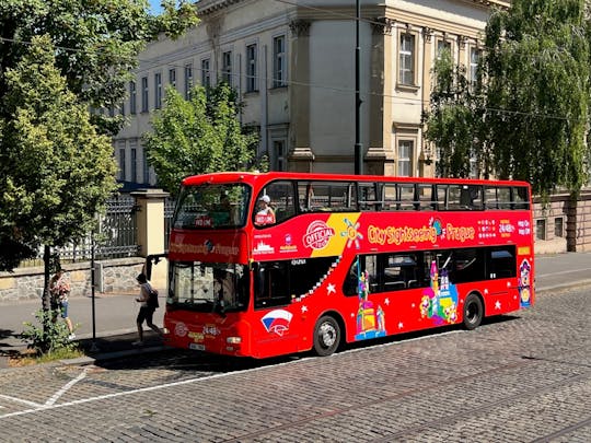 Wycieczka autobusowa typu hop-on hop-off po Pradze z opcjonalnym rejsem statkiem