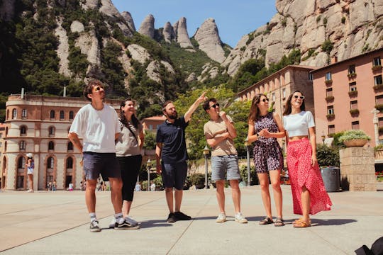 Recorrido de medio día por Montserrat con tapas y vinos gourmet