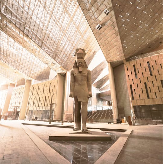 Neues Grand Egyptian Museum und Pyramiden von Gizeh ab Kairo mit Mittagessen