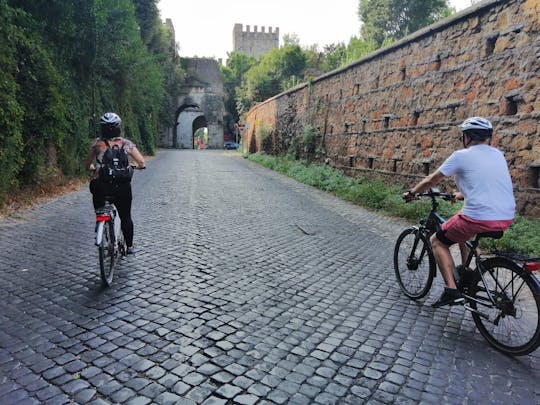 3 ore di noleggio bici e visita guidata alle Catacombe