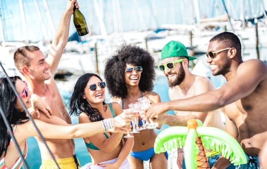 Bootsparty mit Getränken in der Marina von Fuengirola